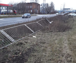 Rozbił sportowe auto i dał nogę. Policja szuka właściciela drogiego auta