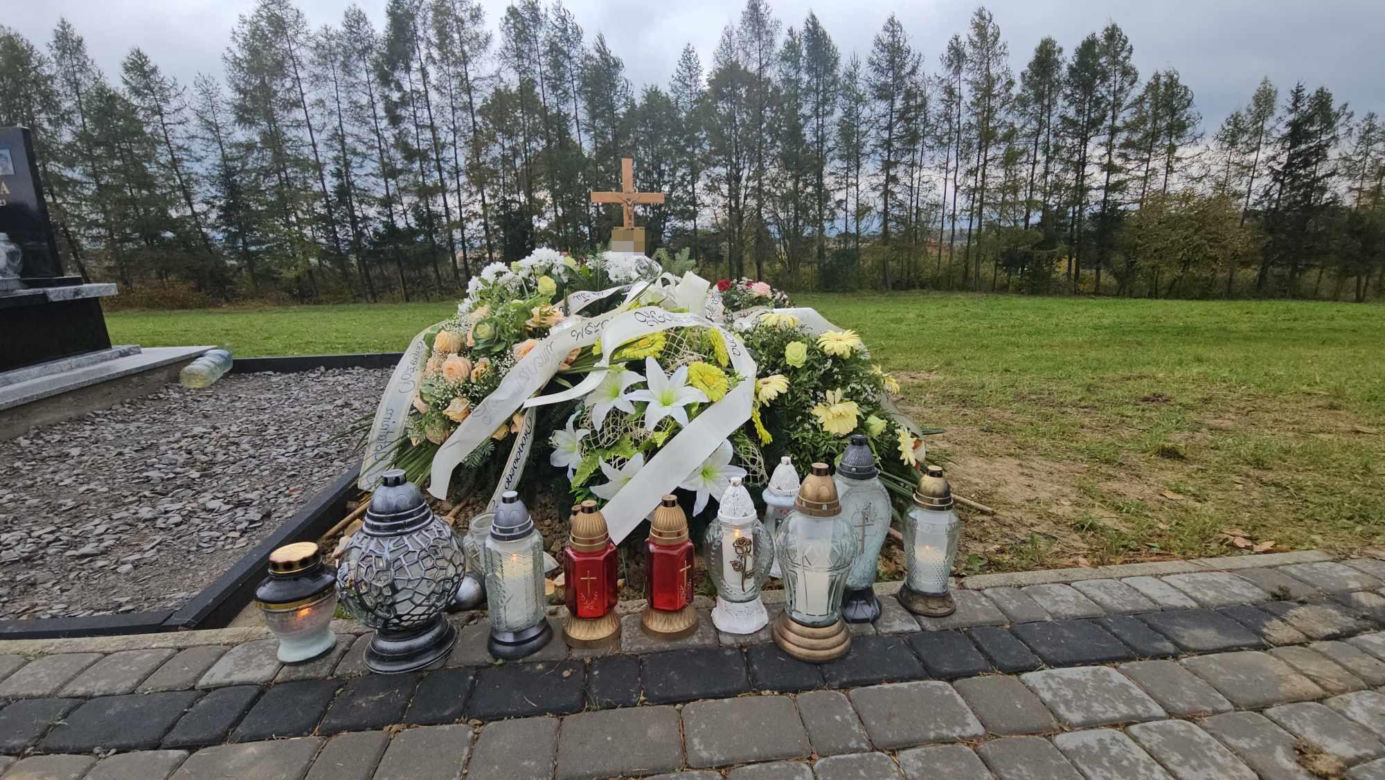 Policjant zginął od strzału w głowę. grób Roberta [GALERIA]