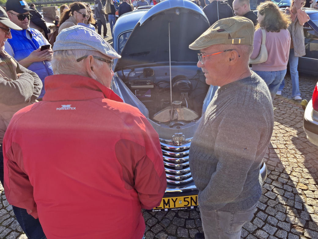 Zlot miłośników klasycznych samochodów w Gorzowie