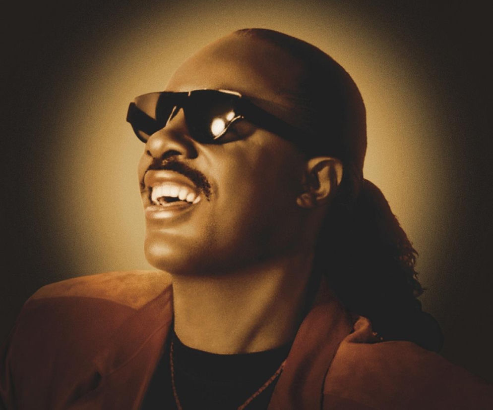 Uśmiechnięty Stevie Wonder w ciemnych okularach. O premierze nieznanych utworów artysty przeczytasz na EskaRock.