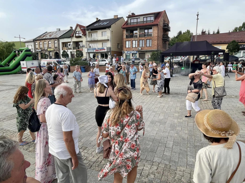POTAŃCÓWKA NA RYNKU. Tak bawią się mieszkańcy Starachowic