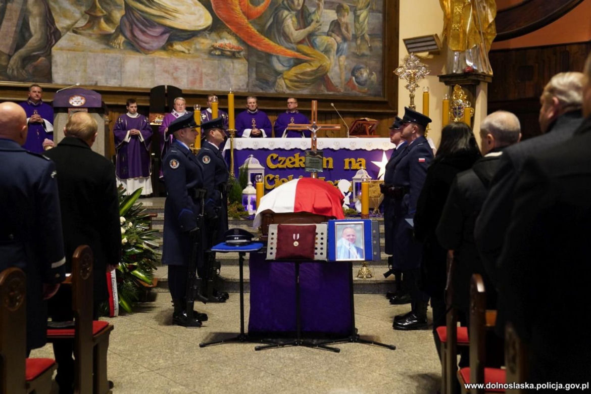 „Niebo płakało, a my razem z nim”. Strumienie deszczu i łez na pogrzebach Daniela i Ireneusza