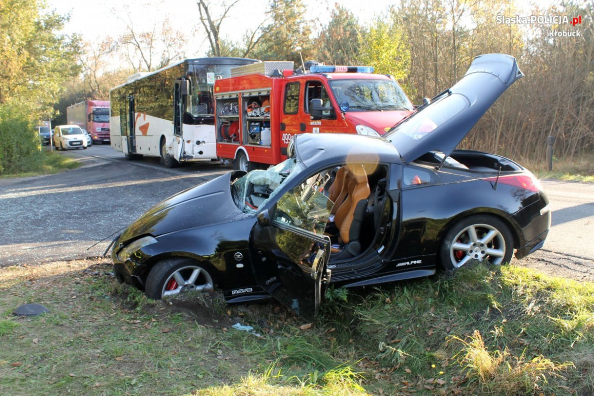 Sportowy Nissan 350Z rozbity w Miedźnie