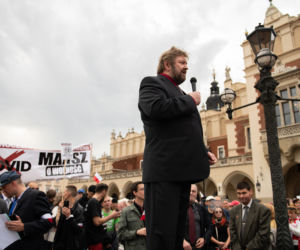 Kraków: Kilkaset osób na Rynku BEZ MASECZEK. Protestowali przeciw „plandemii” [ZDJĘCIA]