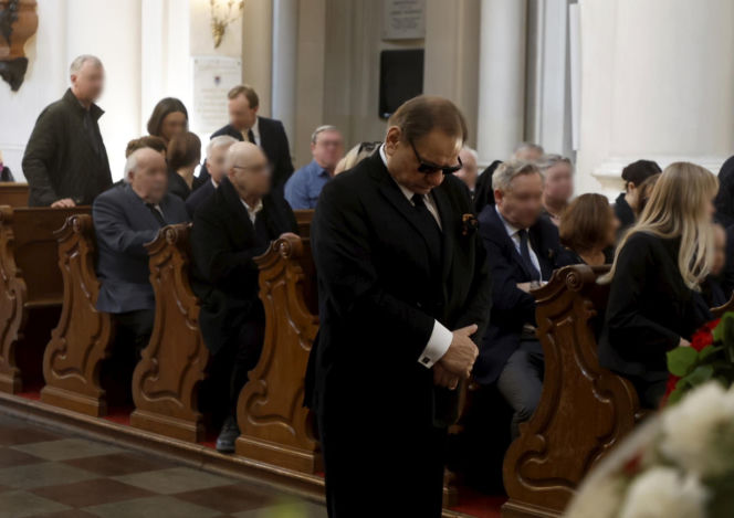 Monika Olejnik na pogrzebie senatora Piesiewicza. Towarzyszył jej ukochany