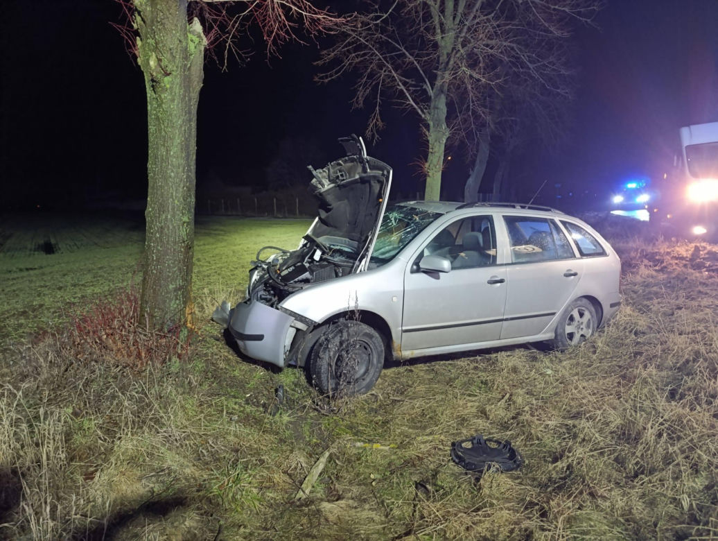 Tragedia na drodze w powiecie rawickim. Nie żyje pasażerka auta