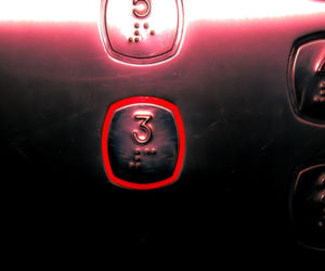 Dramat w Krakowie. Winda runęła w dół, w środku kobieta!