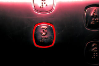 Dramat w Krakowie. Winda runęła w dół, w środku kobieta!