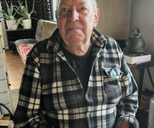 Pan Adam stracił wzrok po śmierci żony. Niespodziewanie zapukali do niego policjanci