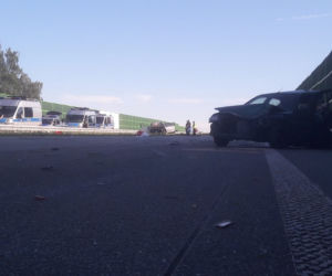 TRAGICZNY wypadek na A1. Kierowcę WYRZUCIŁO z auta, drugie DACHOWAŁO. Sprawca UCIEKŁ pozostawiajac samochód
