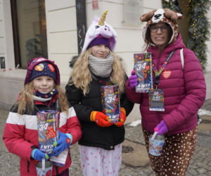 Zbierali do puszki na zdrowe brzuszki. Serduszkowe szaleństwo opanowało stolicę