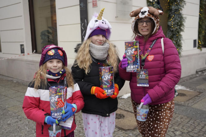 Zbierali do puszki na zdrowe brzuszki. Serduszkowe szaleństwo opanowało stolicę