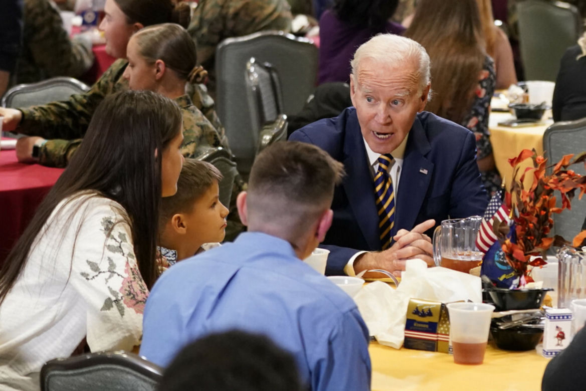 Specjalna ekipa serwuje jedzenie Joe Bidenowi