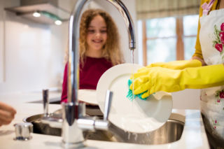 Wlej to do płynu do naczyń. Zaschnięty tłuszcz i brud znikną w okamgnieniu