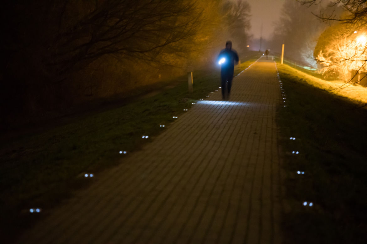Ścieżka na Białołęce mruga jak pas startowy. Kontrowersyjna instalacja drażni mieszkańców 