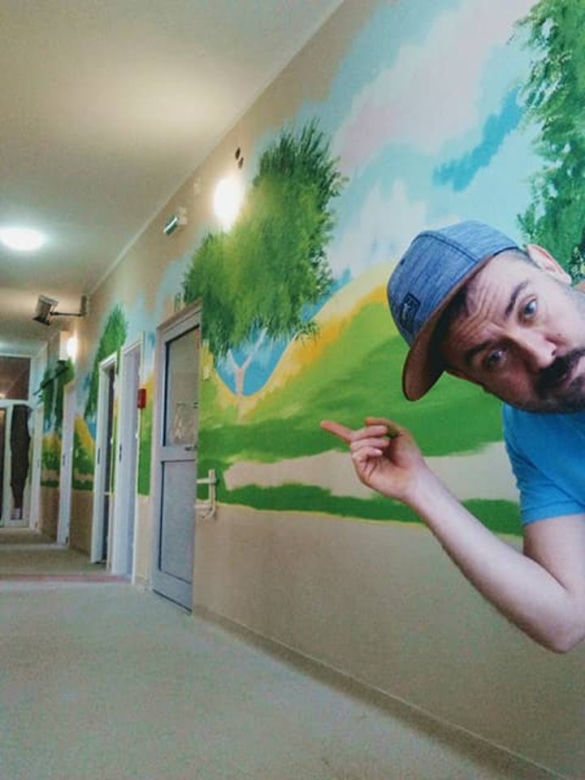Maciej Kot kolorował szpitale dziecięce w całej Polsce