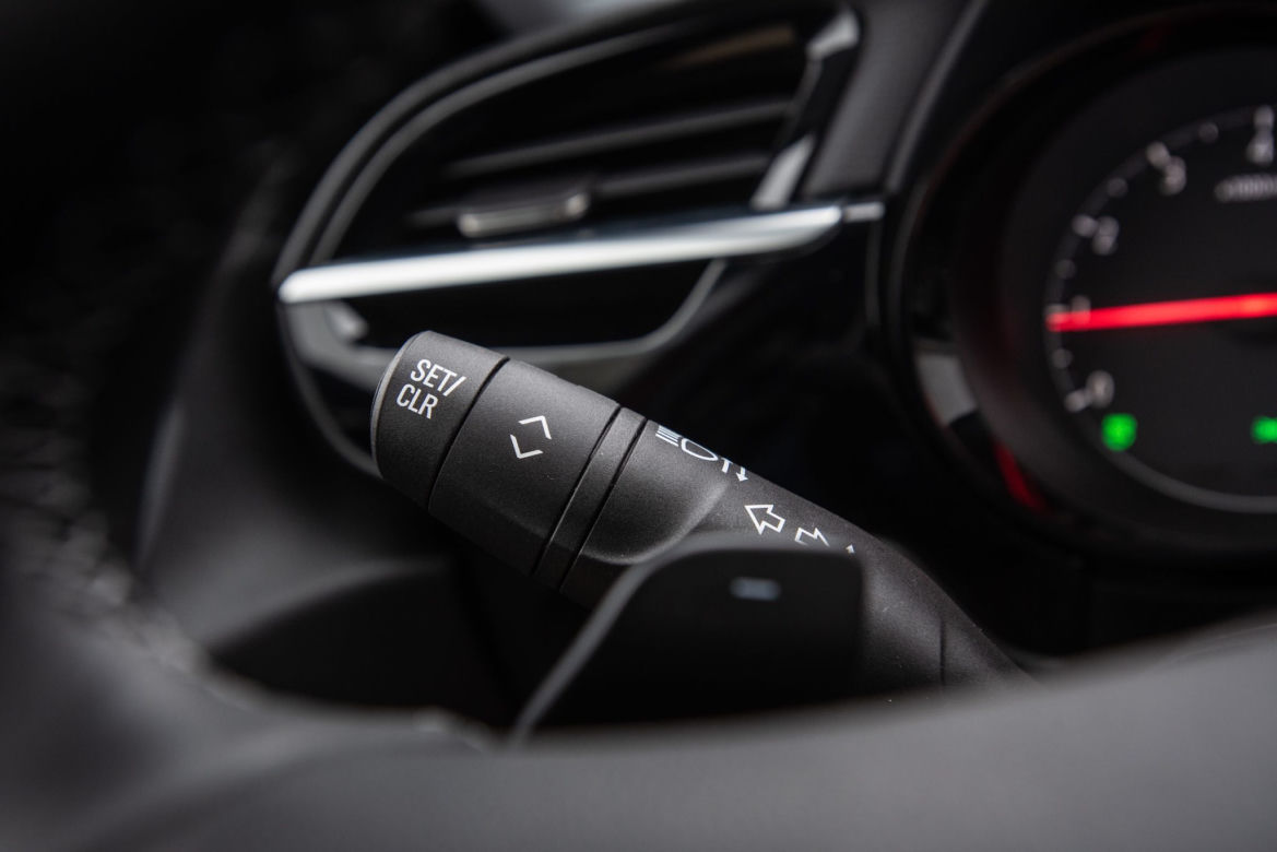 Peugeot 208 Allure vs Opel Corsa Elegance