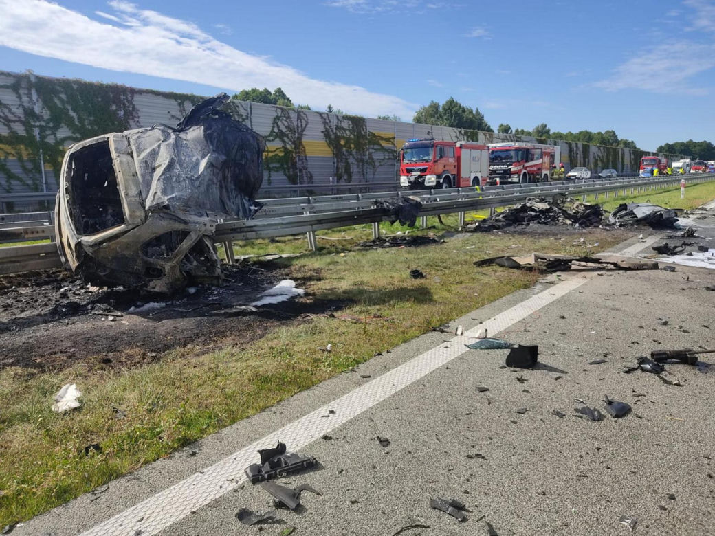 Śmiertelny wypadek na S8 pod Pabianicami. Kierujący BMW jechał pod prąd i huknął w tira [ZDJĘCIA].