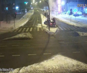 Policjanci tankowali i nagle usłyszeli huk! Żenujące zachowanie, nagranie trafiło do sieci