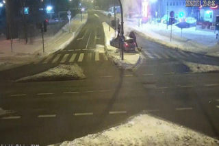 Policjanci tankowali i nagle usłyszeli huk! Żenujące zachowanie, nagranie trafiło do sieci
