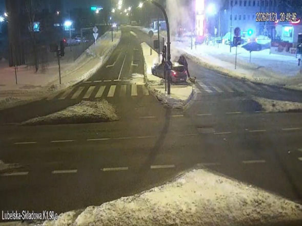 Policjanci tankowali i nagle usłyszeli huk! Żenujące zachowanie, nagranie trafiło do sieci