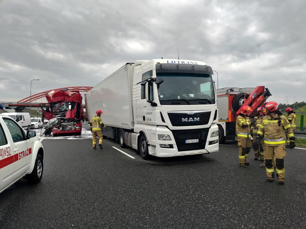 Wypadek na autostradzie A1. Kierowca osobówki zmiażdżony przez TIRy