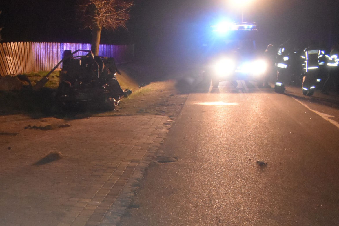 Mława. Fatalny wypadek! NIE ŻYJE jedna z trzech młodych osób zakleszczonych w aucie! [ZDJĘCIA]