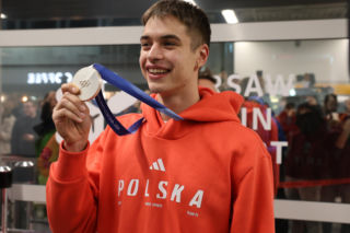 Władimir Semirunnij w czułych objęciach z dziewczyną po powrocie do Polski