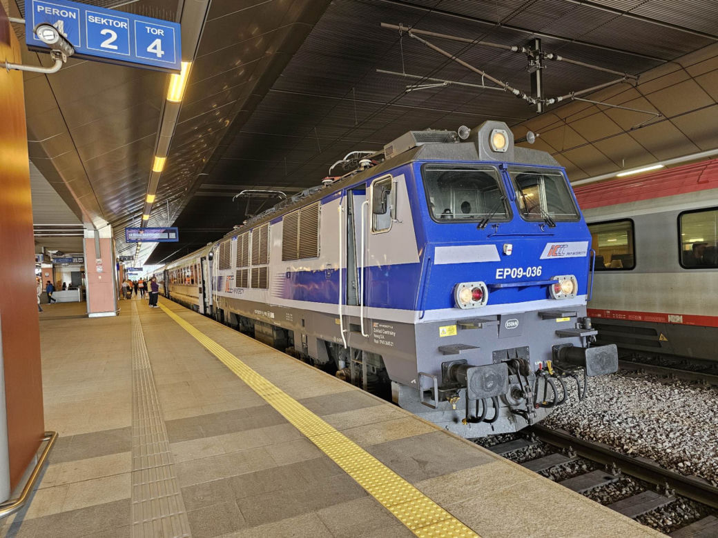 Miał być pociąg panoramiczny, przyjechał zwykły [GALERIA]
