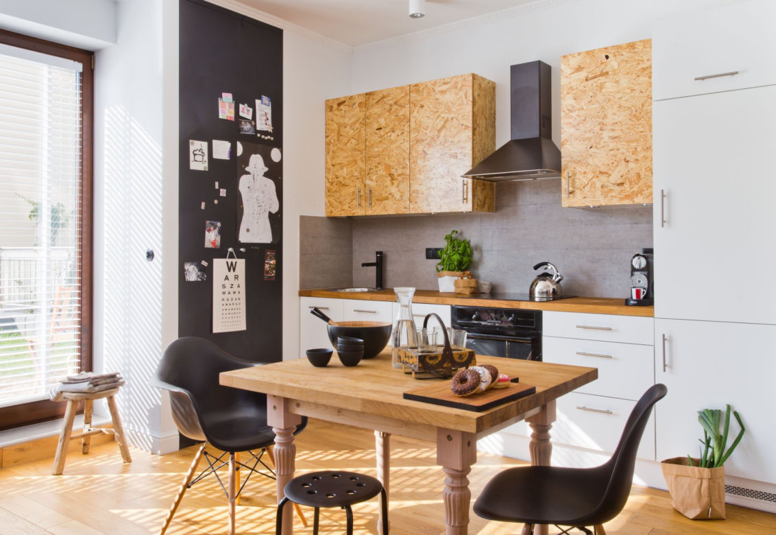 Kuchenne szafki w dwóch kolorach – łagodny loft
