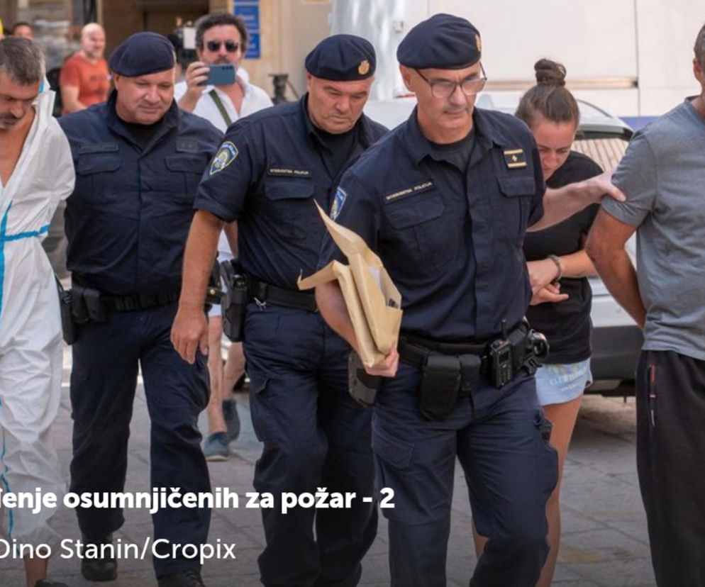 Chorwaccy policjanci prowadzą grupę zatrzymanych osób, w tym kobietę. O sprawie podpaleń w Chorwacji przeczytasz na Eska.