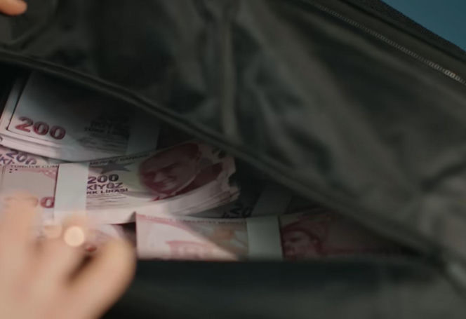 "Panna młoda", odcinek 22: Hancer otrzymuje od Cihana fortunę i znika z jego domu