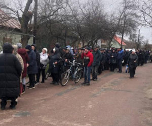 Tłumy Ukraińców stoją w kolejce po psie jedzenie