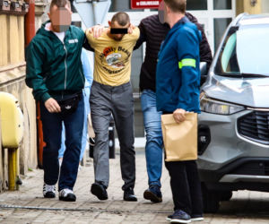 Śmiał się po zabójstwie tasówkarza. Mateusz G. wierzgał i przeklinał na sądowym korytarzu