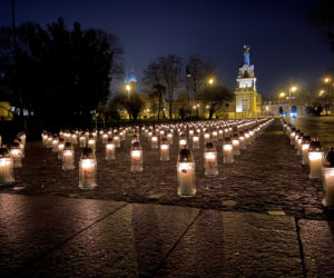 W Białymstoku zapłonęły 363 znicze - tyle, ilu mieszkańców miasta zmarło na COVID-19 przez rok pandemii