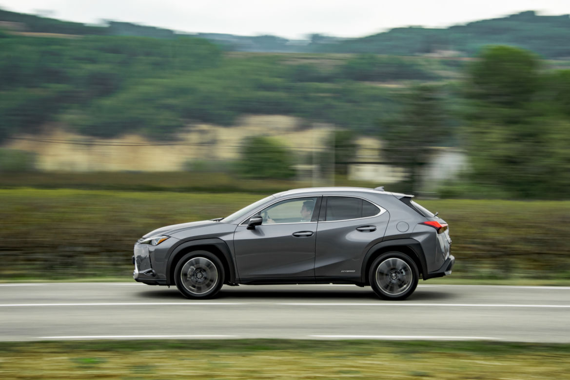 Lexus UX 250h E-Four Omotenashi