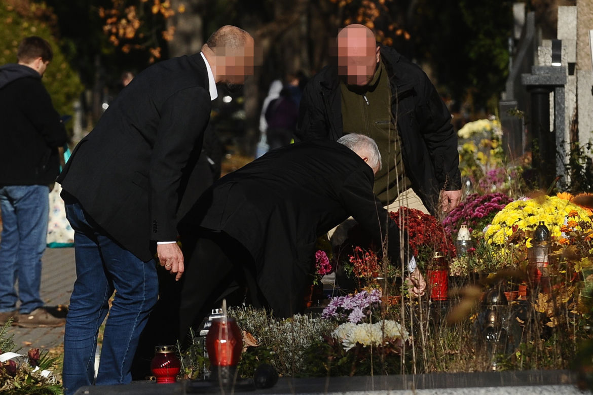 Prezes Kaczyński z miotełką na grobach