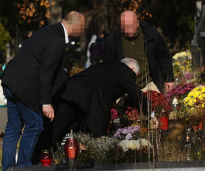 Prezes Kaczyński z miotełką na grobach