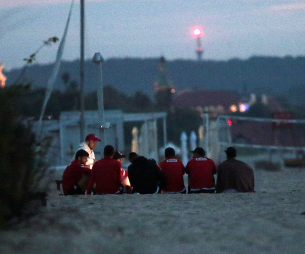 Piłkarze po porażce poszli na plażę