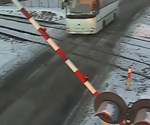 Autobus szkolny wjechał na tory. Chwilę później przejechał pociąg