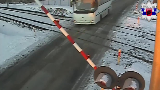 Autobus szkolny wjechał na tory. Chwilę później przejechał pociąg
