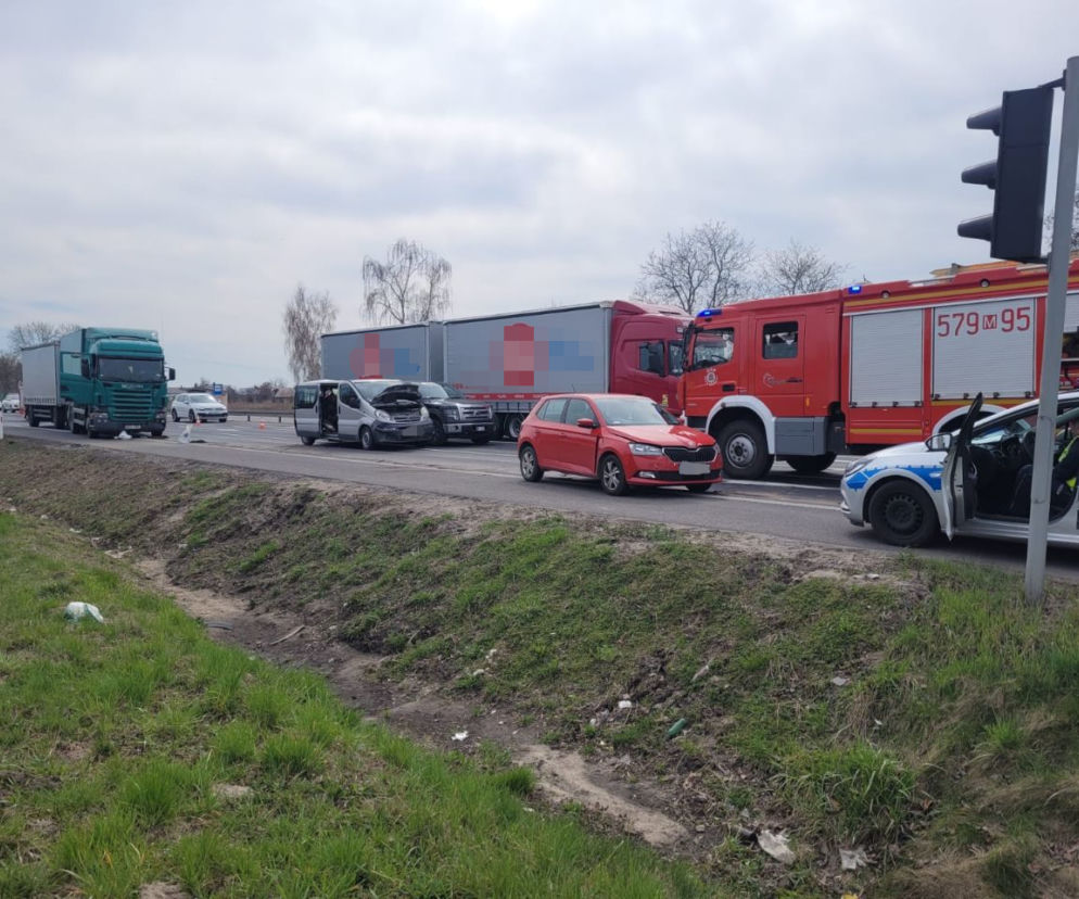 Wielki karambol na DK7 pod Płońskiem! Tir staranował busa i trzy osobówki. Kilka osób rannych