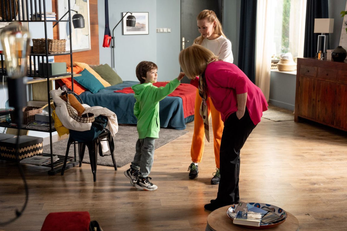 Barwy szczęścia odc. 2694. Dominika (Karolina Chapko), Eliza (Danuta Kowalska), Mateuszek (Filip Kawalerowicz)