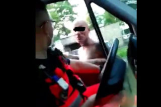Ruda Śląska: Zaatakował ambulans z pacjentem w środku. Rozbił przednią szybę! Szokujące nagranie [WIDEO]