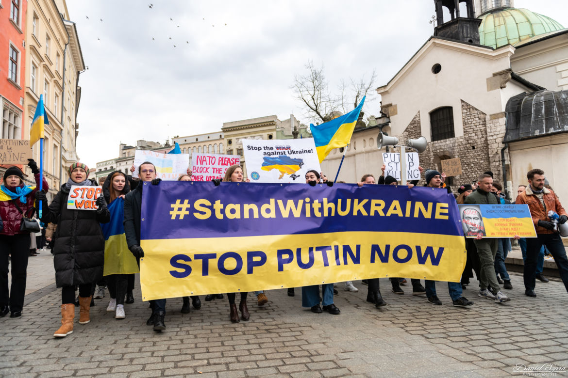Kraków solidarny z Ukrainą! Wielka manifestacja na Rynku Głównym [ZDJĘCIA]