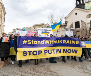 Kraków solidarny z Ukrainą! Wielka manifestacja na Rynku Głównym [ZDJĘCIA]