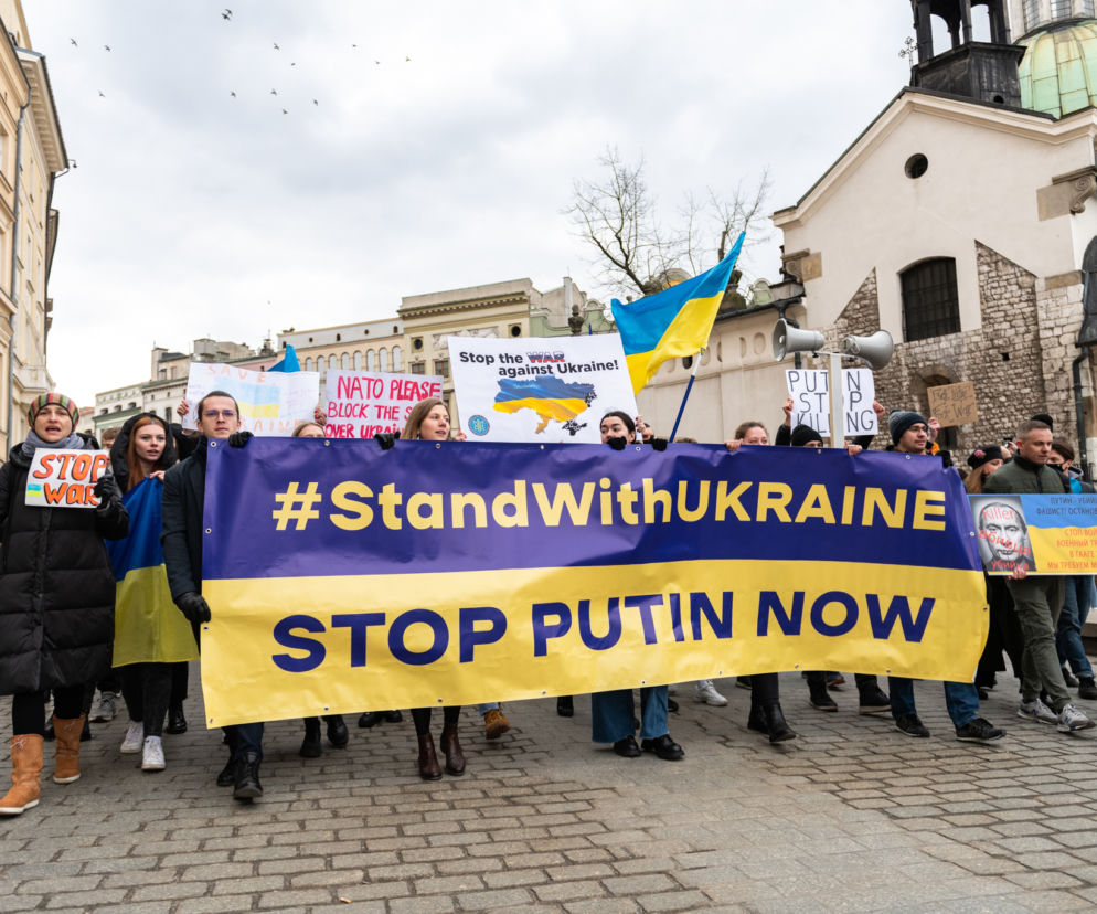 Kraków solidarny z Ukrainą! Wielka manifestacja na Rynku Głównym [ZDJĘCIA]