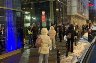 Runął sufit w biurowcu przy Twardej! Wiemy, co było przyczyną awarii