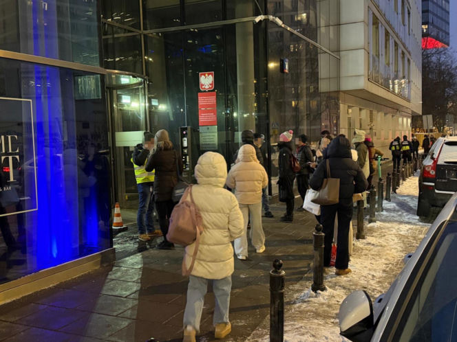 Runął sufit w biurowcu przy Twardej! Wiemy, co było przyczyną awarii