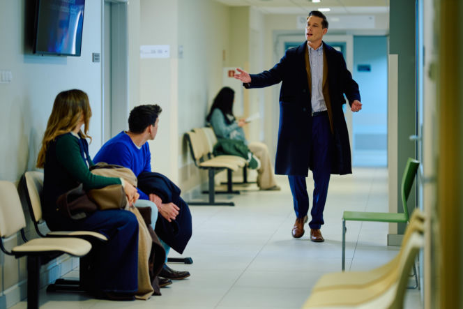 "Na Wspólnej", odcinek 4169: Oskarżenie o korupcję wywołuje skandal w sądzie, a Mariusz traci panowanie nad sobą